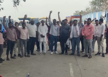 राख परिवहन ठप: ट्रक मालिकों का अनिश्चितकालीन धरना, रेट बढ़ाने को लेकर ठेकेदारों के खिलाफ मोर्चा ।।