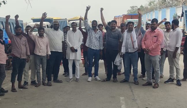 राख परिवहन ठप: ट्रक मालिकों का अनिश्चितकालीन धरना, रेट बढ़ाने को लेकर ठेकेदारों के खिलाफ मोर्चा ।।