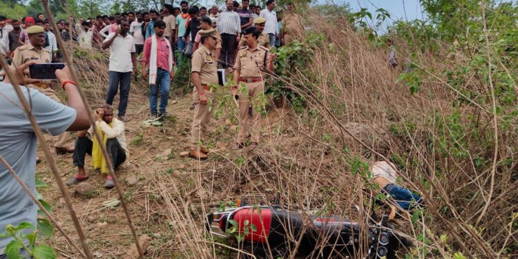 झाड़ियों में मिला युवक का शव, हत्या की आशंका से क्षेत्र में सनसनी।