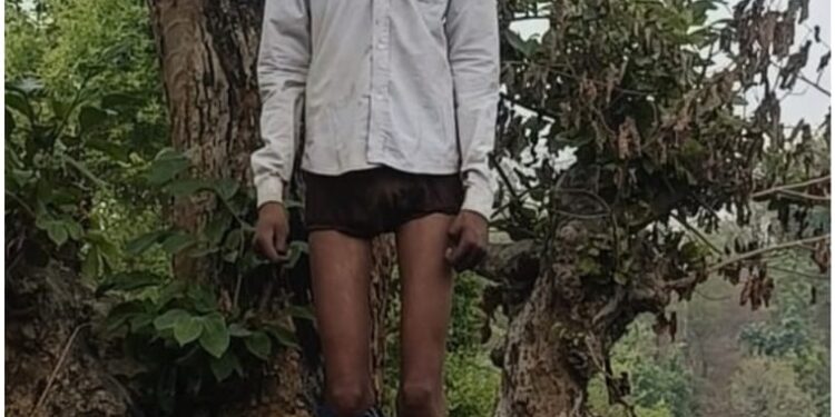 चेतवां जंगल में पेड़ से लटका मिला युवक का शव, परिजनों ने उठाए सवाल ।।
