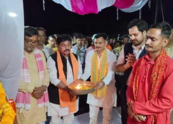 एक करोड़ 96 लाख रुपए से निर्मित दो किमी 300 मीटर लंबी राज्य मंत्री संजीव कुमार गोंड, जिलाधिकारी चर्चित गौड़ ने किया लोकार्पण।