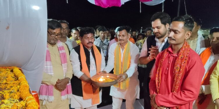 एक करोड़ 96 लाख रुपए से निर्मित दो किमी 300 मीटर लंबी राज्य मंत्री संजीव कुमार गोंड, जिलाधिकारी चर्चित गौड़ ने किया लोकार्पण।