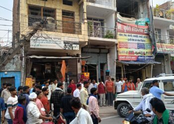 दुद्धी NH-39 पर बोलेरो बिजली पोल से टकराई, बाइक को बचाने में हुआ हादसा।