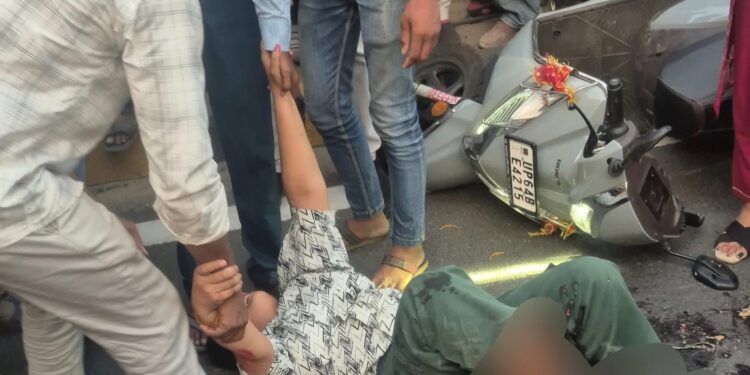 ट्रक की टक्कर से मां-बेटी गंभीर घायल, वाराणसी ट्रॉमा सेंटर रेफर।