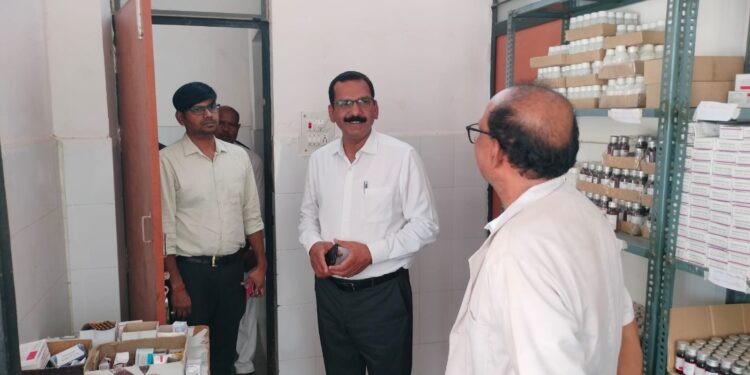 मुख्य चिकित्सा अधिकारी ने सामुदायिक स्वास्थ्य केंद्र शाहगंज का किया औचक निरीक्षण।
