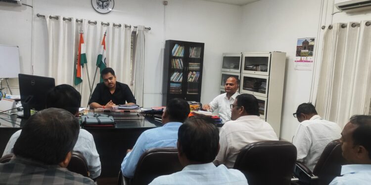 जिलाधिकारी ने खेल सुविधाओं के विकास कार्यों की समीक्षा कीखिलाड़ियों को बेहतर सुविधाएं उपलब्ध कराने के निर्देशग्रामीण क्षेत्रों में मिनी स्टेडियम निर्माण में तेजी लाने के निर्देश।
