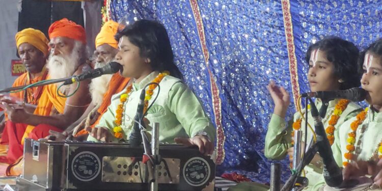 भजन संध्या सुनने व रासलीला देखने को उमड़ रही भीड़।