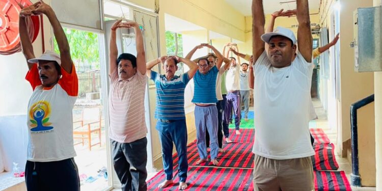 अंतर्राष्ट्रीय योग दिवस : नियमित योग करने का दिलाया गया संकल्प।