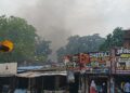 सामुदायिक स्वास्थ्य केंद्र के परिसर में घनी आबादी के बीच जलती रहीं दवाइयां, धुएं का उठा गुबार।