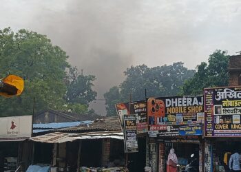 सामुदायिक स्वास्थ्य केंद्र के परिसर में घनी आबादी के बीच जलती रहीं दवाइयां, धुएं का उठा गुबार।