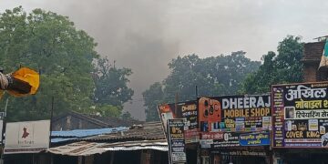 सामुदायिक स्वास्थ्य केंद्र के परिसर में घनी आबादी के बीच जलती रहीं दवाइयां, धुएं का उठा गुबार।