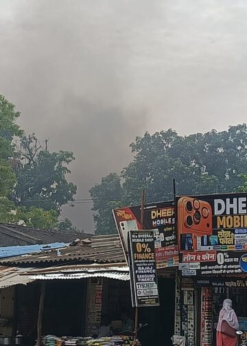 सामुदायिक स्वास्थ्य केंद्र के परिसर में घनी आबादी के बीच जलती रहीं दवाइयां, धुएं का उठा गुबार।
