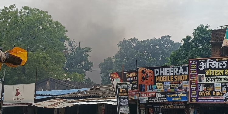 सामुदायिक स्वास्थ्य केंद्र के परिसर में घनी आबादी के बीच जलती रहीं दवाइयां, धुएं का उठा गुबार।