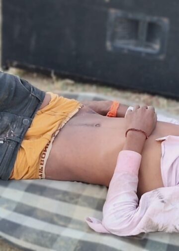 गुरमुरा में भीषण सड़क हादसा: खड़े अज्ञात वाहन से DJ वाहन की टक्कर, दो की मौत, तीन गंभीर घायल।