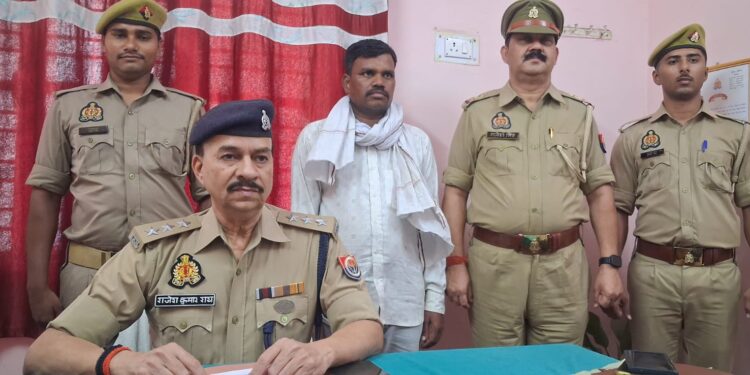 हत्या के मामले में फरार अभियुक्त गिरफ्तार, घटना में प्रयुक्त बाइक भी बरामद।