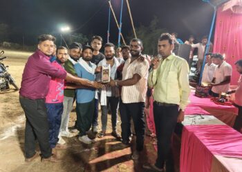 रोमांच से भरपूर फाइनल में पूर्वांचल आर्मी अनपरा बनी डोडहर प्रीमियर लीग की चैंपियन ।।