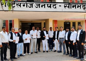 सदर तहसील के समक्ष अधिवक्ताओं ने नारेबाजी कर किया विरोध प्रदर्शन।