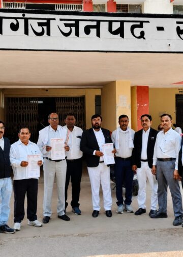 सदर तहसील के समक्ष अधिवक्ताओं ने नारेबाजी कर किया विरोध प्रदर्शन।