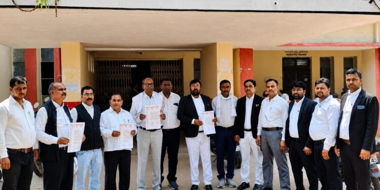 सदर तहसील के समक्ष अधिवक्ताओं ने नारेबाजी कर किया विरोध प्रदर्शन।