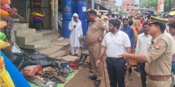 दुद्धी बाजार में प्रशासन ने चलाया अतिक्रमण मुक्त अभियान।