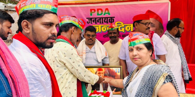 समाजवादी पार्टी कार्यकर्ताओं ने धूमधाम से मनाया अखिलेश यादव का जन्मदिन