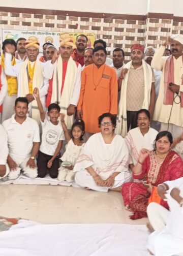 गीत और कठिन योगाभ्यास के जरिए करें योग, रहें निरोग का दिया गया संदेश।