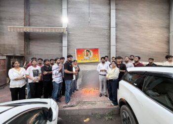 कैंडल मार्च निकालकर धीरेंद्र विक्रम के लिए न्याय की मांग, करोल बाग अग्निकांड के एक साल बाद भी कार्रवाई का इंतजार।