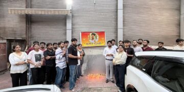 कैंडल मार्च निकालकर धीरेंद्र विक्रम के लिए न्याय की मांग, करोल बाग अग्निकांड के एक साल बाद भी कार्रवाई का इंतजार।