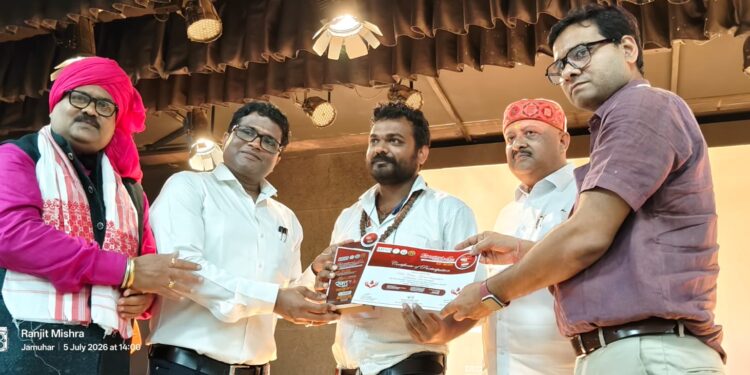 सासाराम मे आयोजित कार्यक्रम मे सम्मानित हुए विकास।