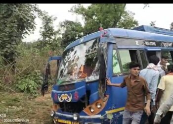 रफ्तार का कहर: सेवका मोड़ के पास जंगल में घुसी, बस टला बड़ा हादसा ।।