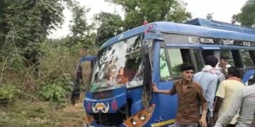 रफ्तार का कहर: सेवका मोड़ के पास जंगल में घुसी, बस टला बड़ा हादसा ।।