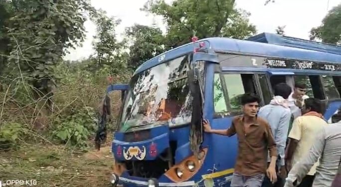 रफ्तार का कहर: सेवका मोड़ के पास जंगल में घुसी, बस टला बड़ा हादसा ।।