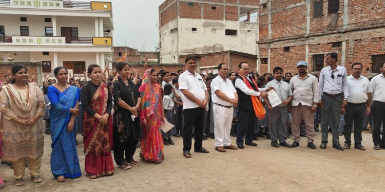 हिंदुस्तान ओलंपियाड 2025 में दुद्धी के चार छात्रों ने लहराया परचमडीएलसी पब्लिक स्कूल के तीन एवं सेंट मेरी स्कूल की एक छात्रा को मिला नकद पुरस्कार और सम्मान।