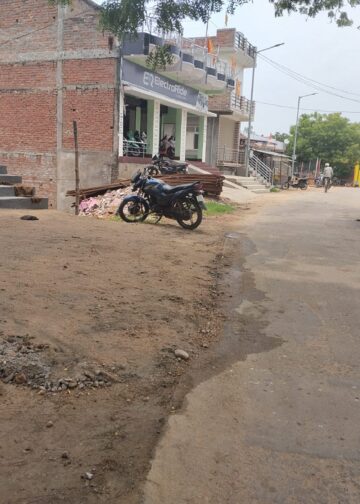 प्राचीन शिवाजी तालाब के पश्चिमी मार्ग व भीठा पर अतिक्रमण का आरोप, सड़क संकरी होने से बढ़ी चिंता।