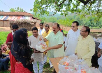 ब्रह्मलीन पूर्व प्रधान पुजारी के अवतरण दिवस पर माँ शारदा परिवार ओबरा ने जरूरतमंदों में किया राशन वितरण।