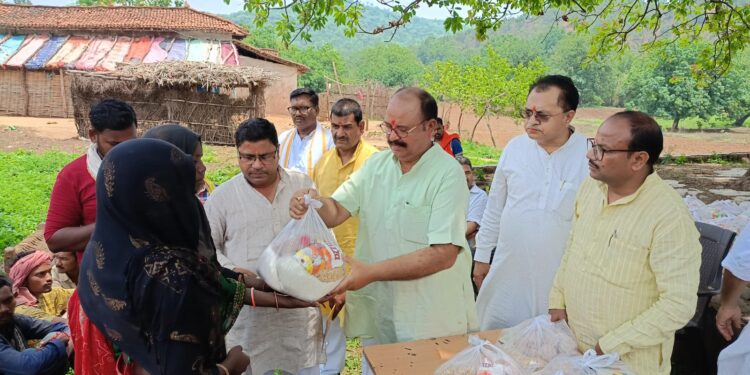 ब्रह्मलीन पूर्व प्रधान पुजारी के अवतरण दिवस पर माँ शारदा परिवार ओबरा ने जरूरतमंदों में किया राशन वितरण।