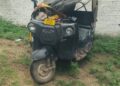 स्पीड ब्रेकर से बचने के चक्कर में खंभे से टकराया ऑटो परखच्चे उड़े।