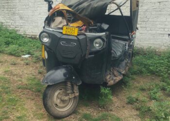 स्पीड ब्रेकर से बचने के चक्कर में खंभे से टकराया ऑटो परखच्चे उड़े।