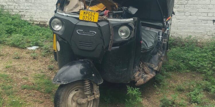 स्पीड ब्रेकर से बचने के चक्कर में खंभे से टकराया ऑटो परखच्चे उड़े।