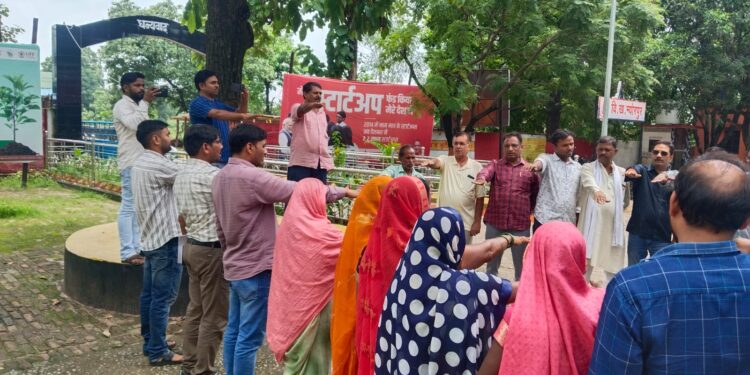 लघु सिंचाई विभाग द्वारा भूजल संरक्षण की दिलाई गई शपथ।