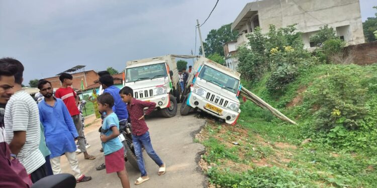 पास देने मे पिकअप घुसी नहर मे बड़ा हादसा टला।