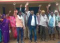 खाद न मिलने से आरंगपानी लैंपस पर किसानों का प्रदर्शन।