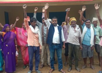 खाद न मिलने से आरंगपानी लैंपस पर किसानों का प्रदर्शन।