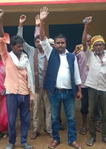 खाद न मिलने से आरंगपानी लैंपस पर किसानों का प्रदर्शन।