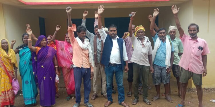खाद न मिलने से आरंगपानी लैंपस पर किसानों का प्रदर्शन।