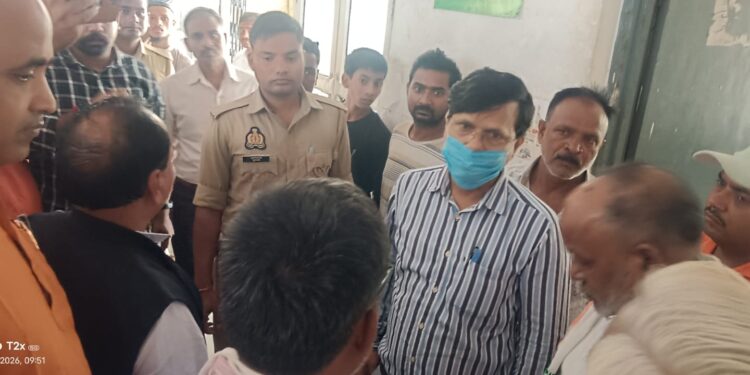 जिला प्रभारी मंत्री के सीएचसी दौरा में कई वर्षों से बन्द आयुष विभाग , बाहरी दवा, बाहरी जांच, निजी प्रैक्टिस पर उठे सवाल।