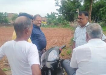 अतिक्रमित मार्ग को क्षेत्रीय लेखपाल ने कराया कब्जा मुक्त।