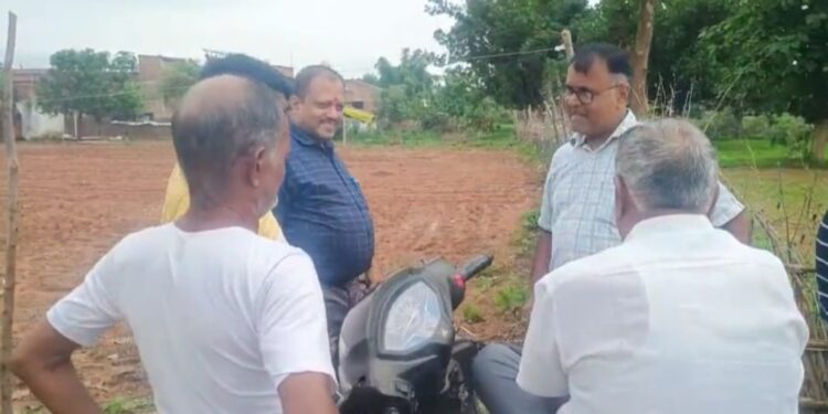 अतिक्रमित मार्ग को क्षेत्रीय लेखपाल ने कराया कब्जा मुक्त।