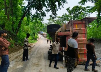 जमतिहवा नाला के पास पलटा राखड़ लदा हाइवा, 6 घंटे लगा जाम।