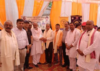 परोपकार सेवा समर्पण समिति एवं स्प्रिंकलिंग स्माइल्स, रेणुकूट द्वारा 200 जरूरतमंद महिलाओं को साड़ी वितरित।